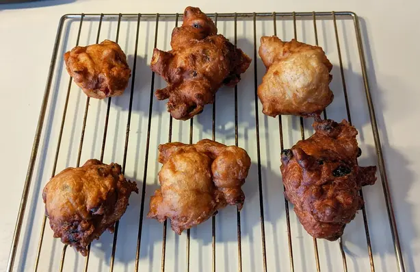 Foto von Klassische Holländische Oliebollen – fertig angerichtet