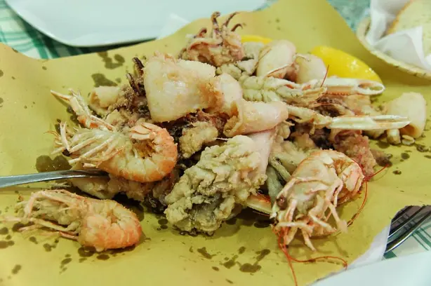 Foto von Italienisches Fritto Misto di Pesce – fertig angerichtet