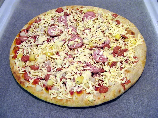 Foto von Norwegische Pizza Grandiosa Art – fertig angerichtet