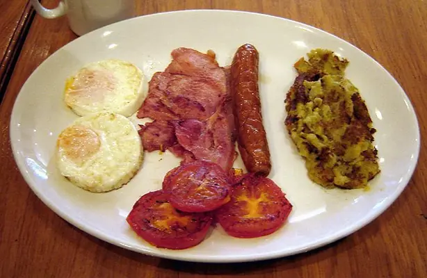 Foto von Englisches Bubble and Squeak klassisch – fertig angerichtet