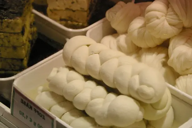 Foto von Türkischer Örgü Peyniri selbst gemacht – fertig angerichtet