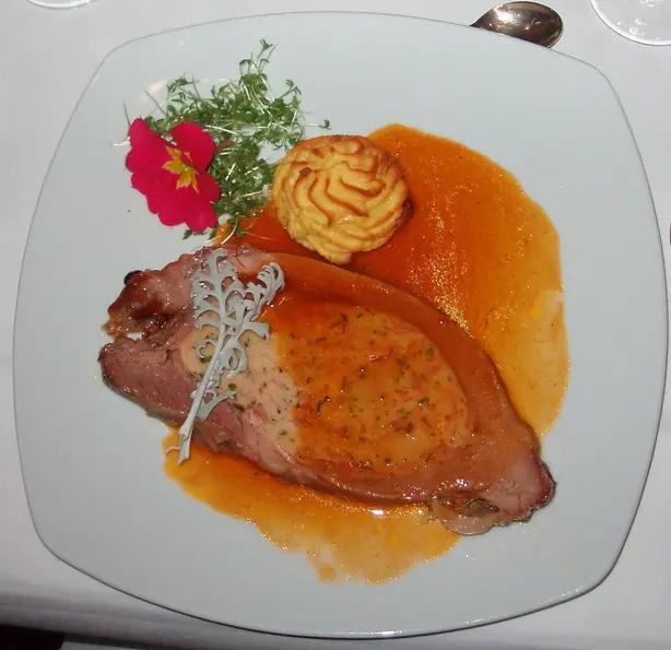 Foto von Gefüllte Kalbsbrust klassisch – fertig angerichtet