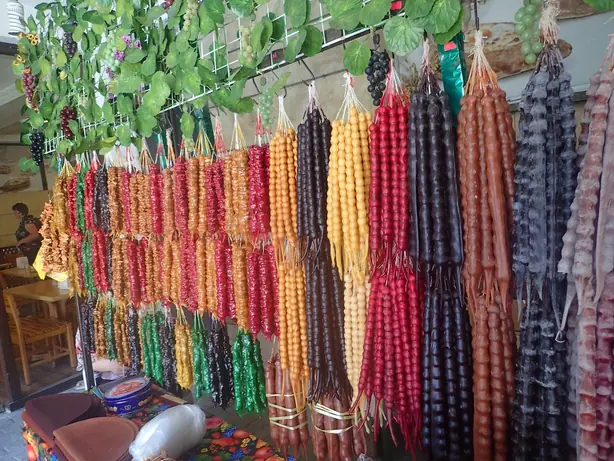 Foto von Georgische Tschurtschchela klassisch – fertig angerichtet