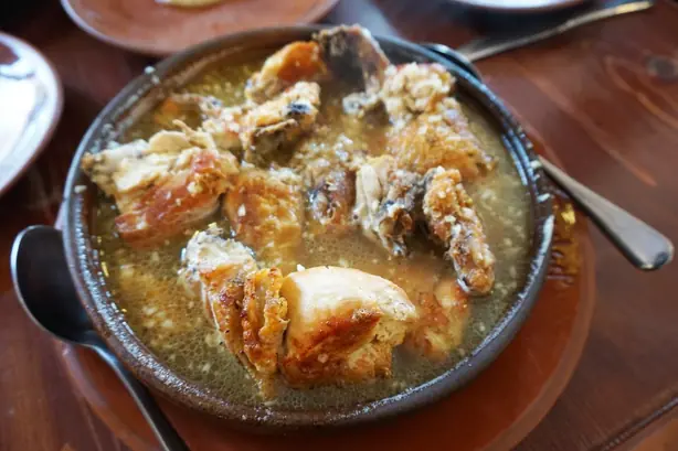 Foto von Georgisches Knoblauch-Hähnchen Shkmeruli – fertig angerichtet