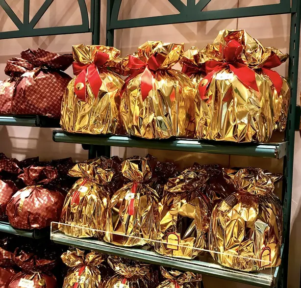 Foto von Klassischer Mailänder Panettone – fertig angerichtet