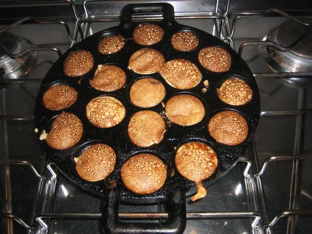 Foto von Niederländische Poffertjes klassisch – fertig angerichtet