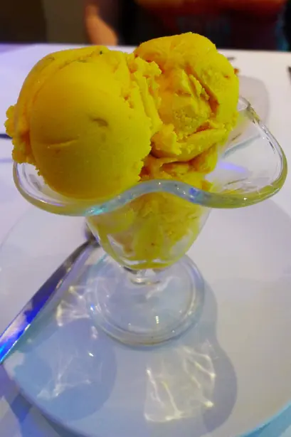 Foto von Persisches Bastani mit Safran & Pistazien – fertig angerichtet