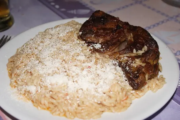 Foto von Griechisches Lamm-Giouvetsi – fertig angerichtet