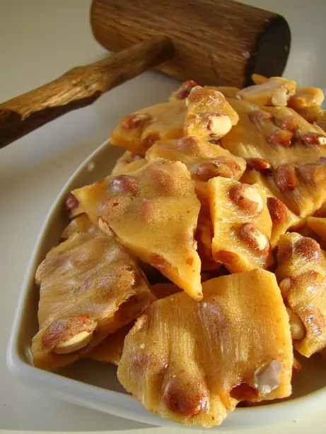 Foto von Amerikanisches Erdnuss-Brittle – fertig angerichtet