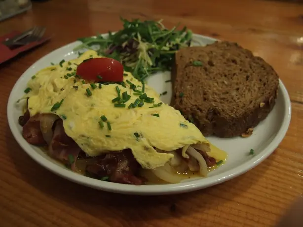 Foto von Klassisches Französisches Omelette – fertig angerichtet