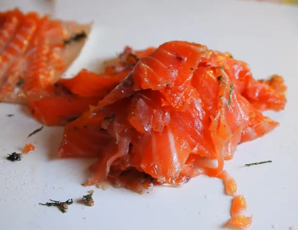 Foto von Skandinavischer Graved Lachs klassisch – fertig angerichtet