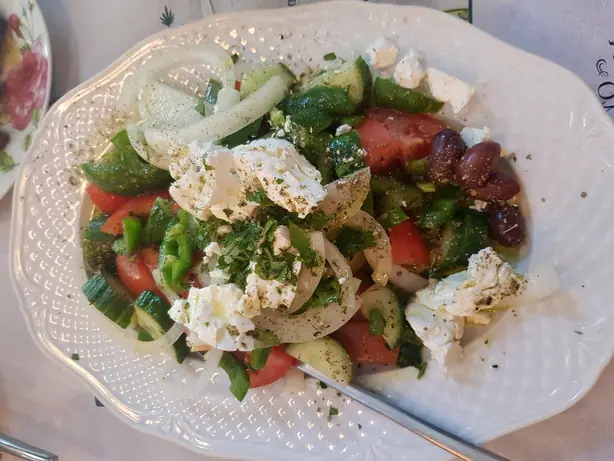 Foto von Schweizer Käsesalat klassisch – fertig angerichtet