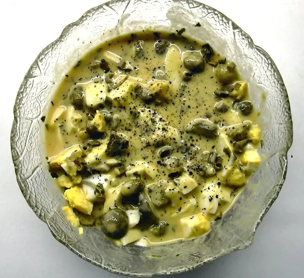 Foto von Französische Sauce Gribiche klassisch – fertig angerichtet