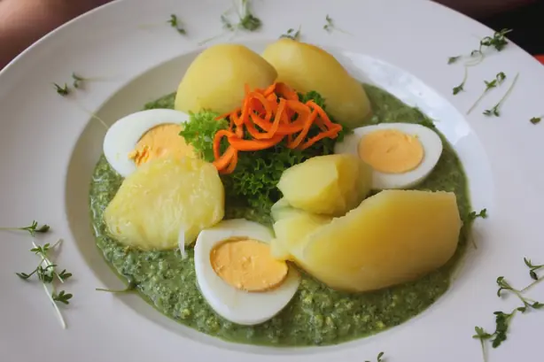 Foto von Klassische Grüne Sauce – fertig angerichtet