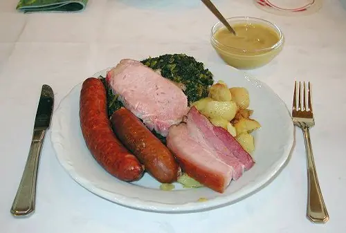 Foto von Birnen, Bohnen und Speck klassisch – fertig angerichtet