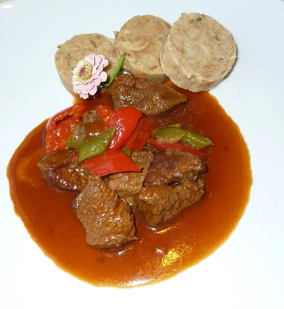 Foto von Österreichische Serviettenknödel klassisch – fertig angerichtet