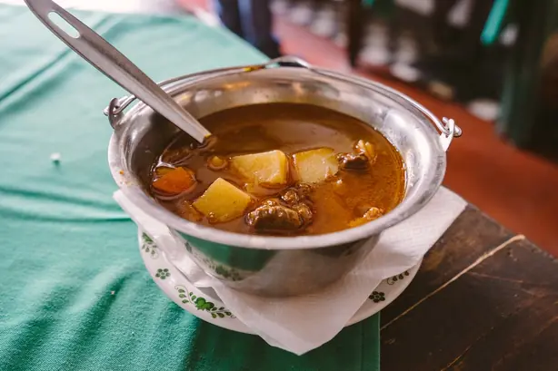 Foto von Klassische Gulaschsuppe – fertig angerichtet