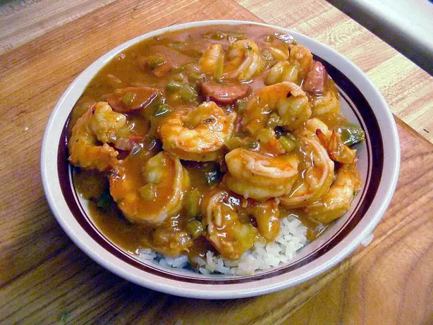 Foto von Klassischer Cajun Gumbo mit Huhn – fertig angerichtet