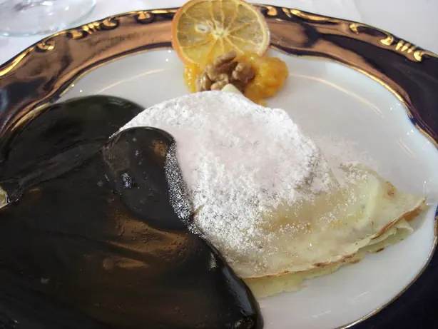 Foto von Klassische Gundel Palatschinken – fertig angerichtet