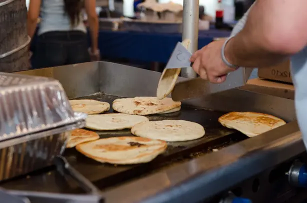 Foto von Griechisches Pita-Brot klassisch – fertig angerichtet