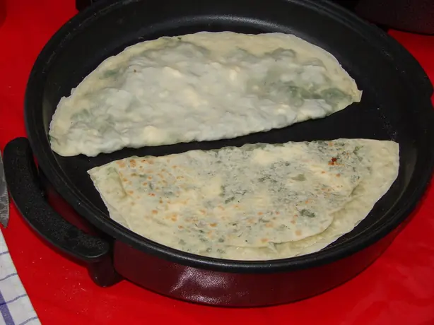 Foto von Türkische Gözleme mit Spinat & Feta – fertig angerichtet