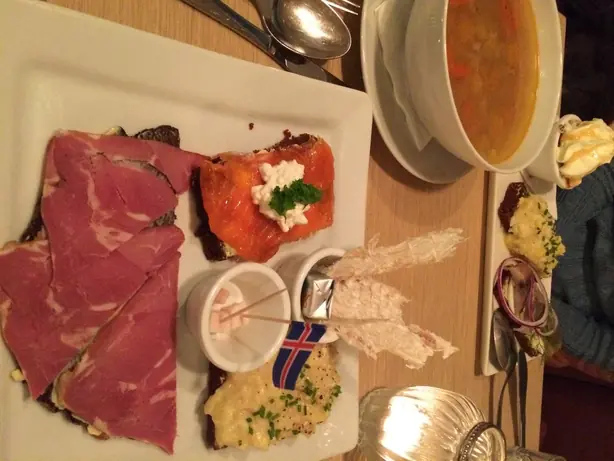 Foto von Isländische Lammfleischsuppe Kjötsúpa – fertig angerichtet