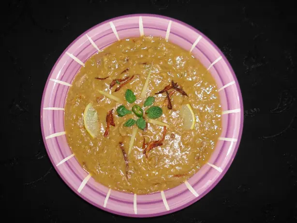 Foto von Klassischer Haleem Eintopf – fertig angerichtet