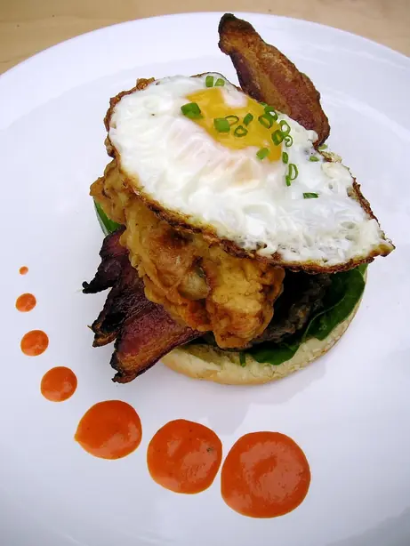 Foto von Kalifornisches Hangtown Fry Omelett – fertig angerichtet