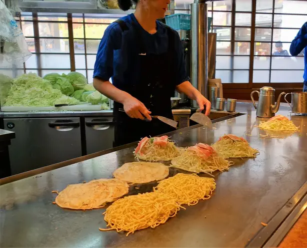 Foto von Japanische Okonomiyaki Kansai-Art – fertig angerichtet