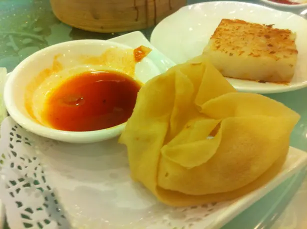 HK Sheung Wan 金鑽海鮮皇宮酒家 Daimond Restaurant 點心 Dim Sum 炸雲吞 Wonton 錦滷餛飩 March-2012 – Foto: Yip Alberto (CC BY-SA 3.0)