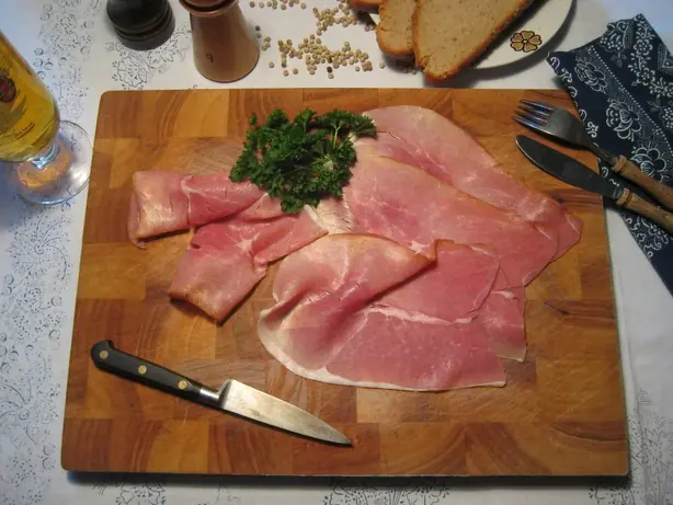 Foto von Holsteiner Katenschinken hausgemacht – fertig angerichtet