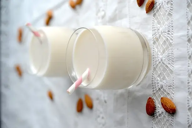 Foto von Klassische Hausgemachte Mandelmilch (2) – fertig angerichtet