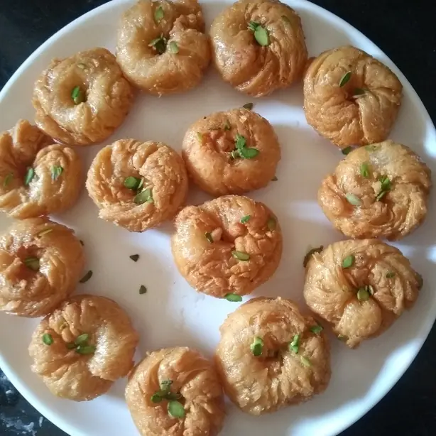 Foto von Indische Makhan Bada mit Sirup – fertig angerichtet