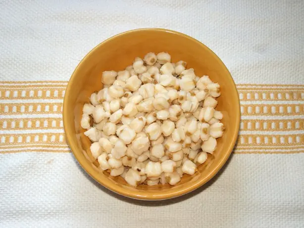 Foto von Mexikanische Pozole Rojo Klassisch – fertig angerichtet