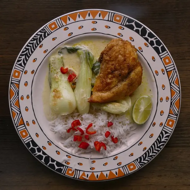 Foto von Hähnchen mit Pak Choi – fertig angerichtet