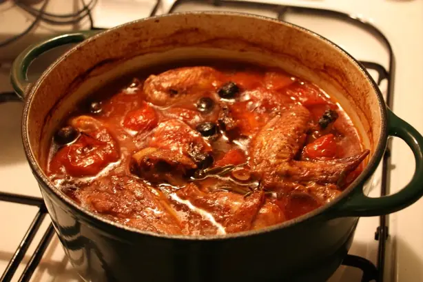 Foto von Klassisches Hähnchen Chasseur – fertig angerichtet