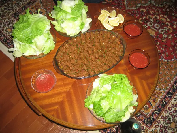 Foto von Klassische Türkische Köfte – fertig angerichtet