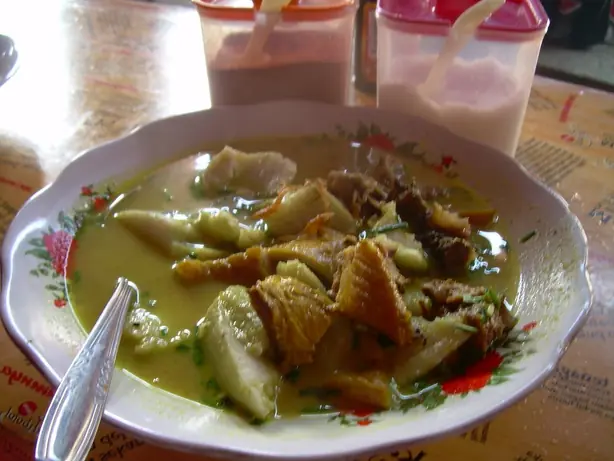 Foto von Indonesische Empal Gentong Suppe – fertig angerichtet