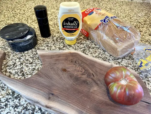 Foto von Klassisches Südstaaten Tomaten-Sandwich – fertig angerichtet