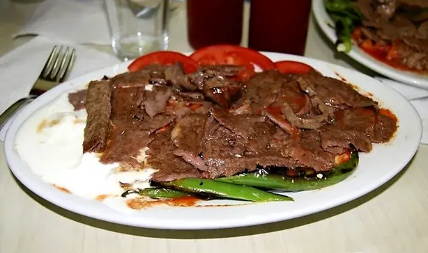 Foto von Türkischer Iskender Kebap Klassisch – fertig angerichtet