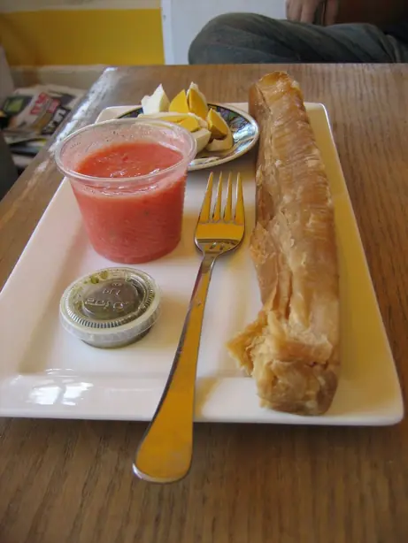 Foto von Israelisches Jachnun Sabbat-Gebäck – fertig angerichtet