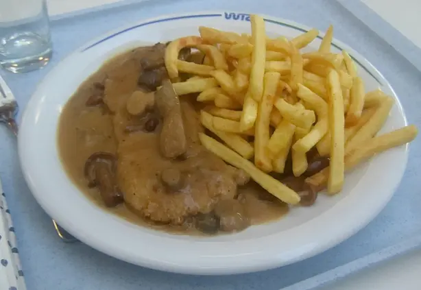 Foto von Klassisches Jägerschnitzel mit Pilzsauce (2) – fertig angerichtet