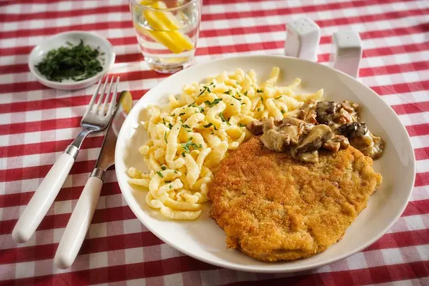 Foto von Klassisches Jägerschnitzel – fertig angerichtet