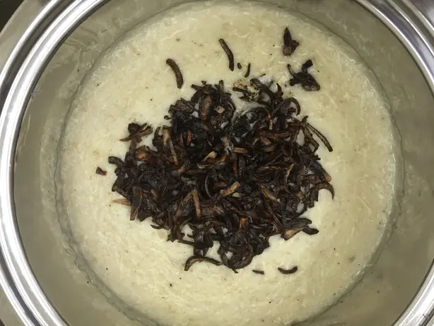 Foto von Saudi-Arabische Kabsa mit Hähnchen – fertig angerichtet