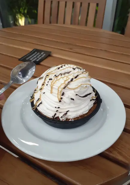 Foto von Britischer Banoffee Pie mit Karamell – fertig angerichtet