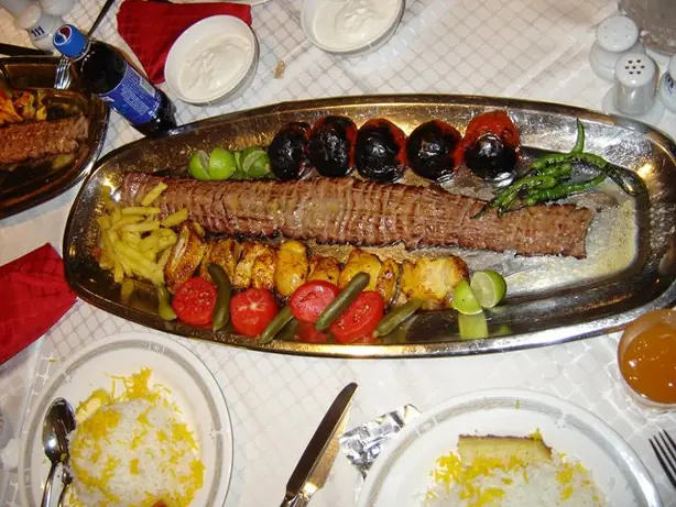 Foto von Persischer Tschelo Kabab Klassisch – fertig angerichtet