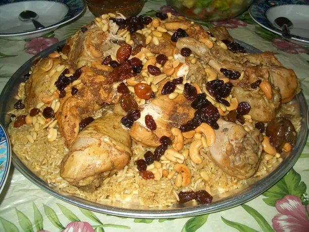 Foto von Arabisches Hähnchen-Kabsa klassisch – fertig angerichtet