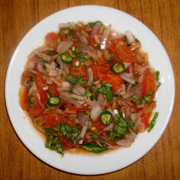 Foto von Indischer Kachumber Salat klassisch – fertig angerichtet