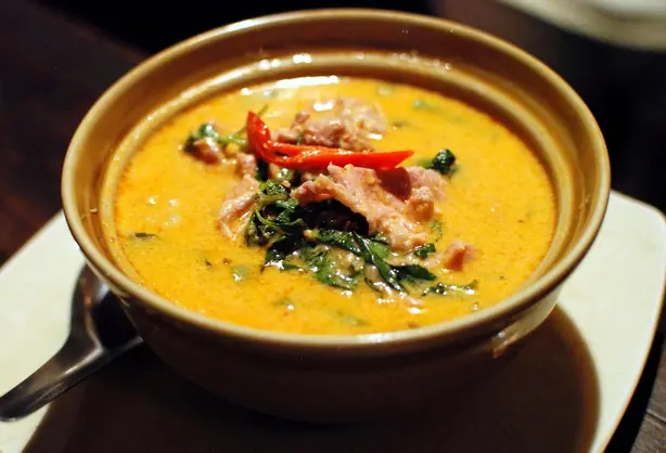 Foto von Rotes Thai-Curry Kaeng Phet – fertig angerichtet