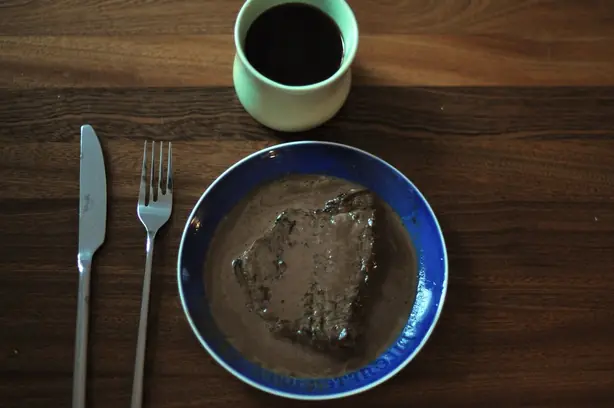 Foto von Klassische süße Kaffeesauce – fertig angerichtet